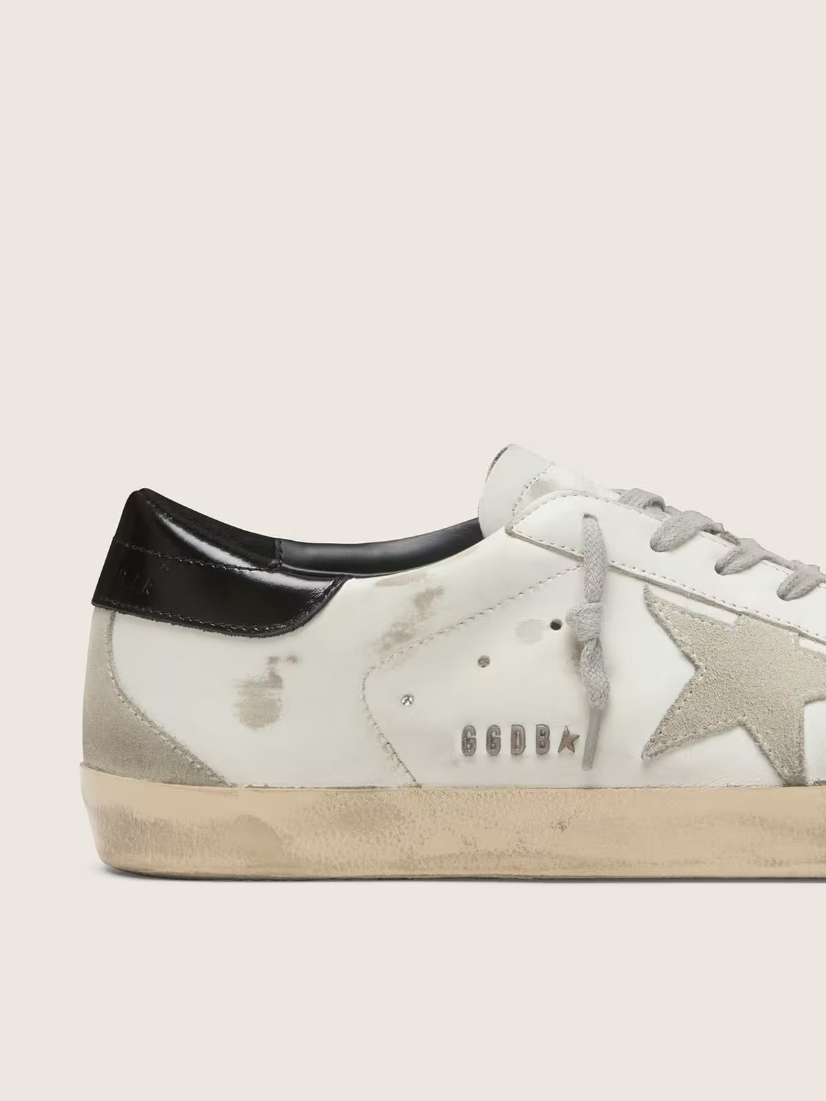 Golden Goose Super-Star avec son contrefort noir et lettrage clous métal
