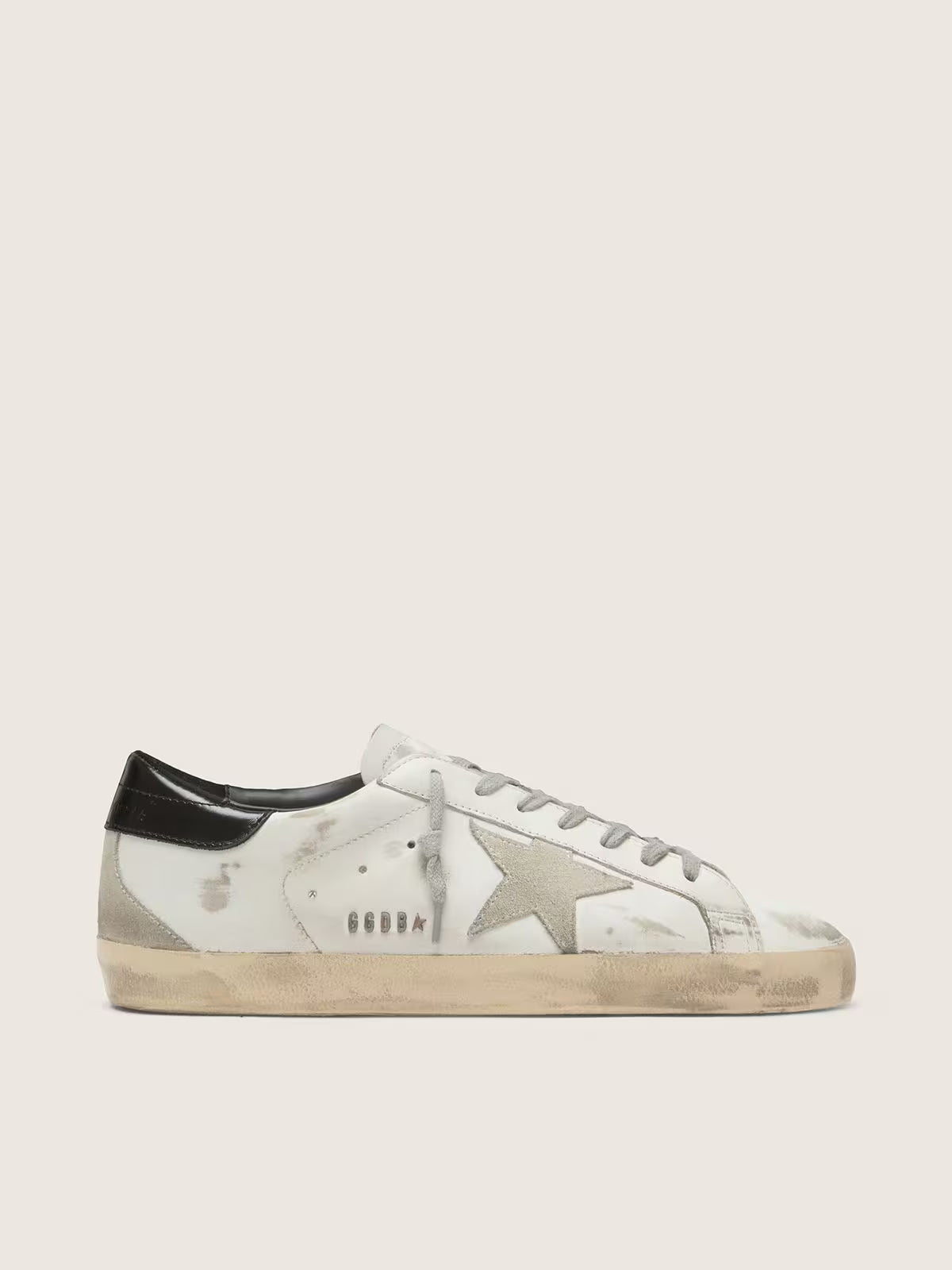 Golden Goose Super-Star avec son contrefort noir et lettrage clous métal