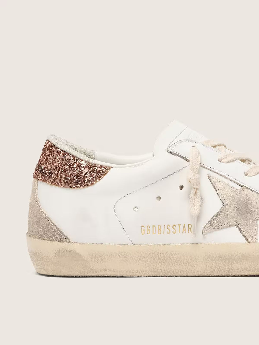 Golden Goose Super-Star avec son étoile en daim et contrefort paillettes rose pêche