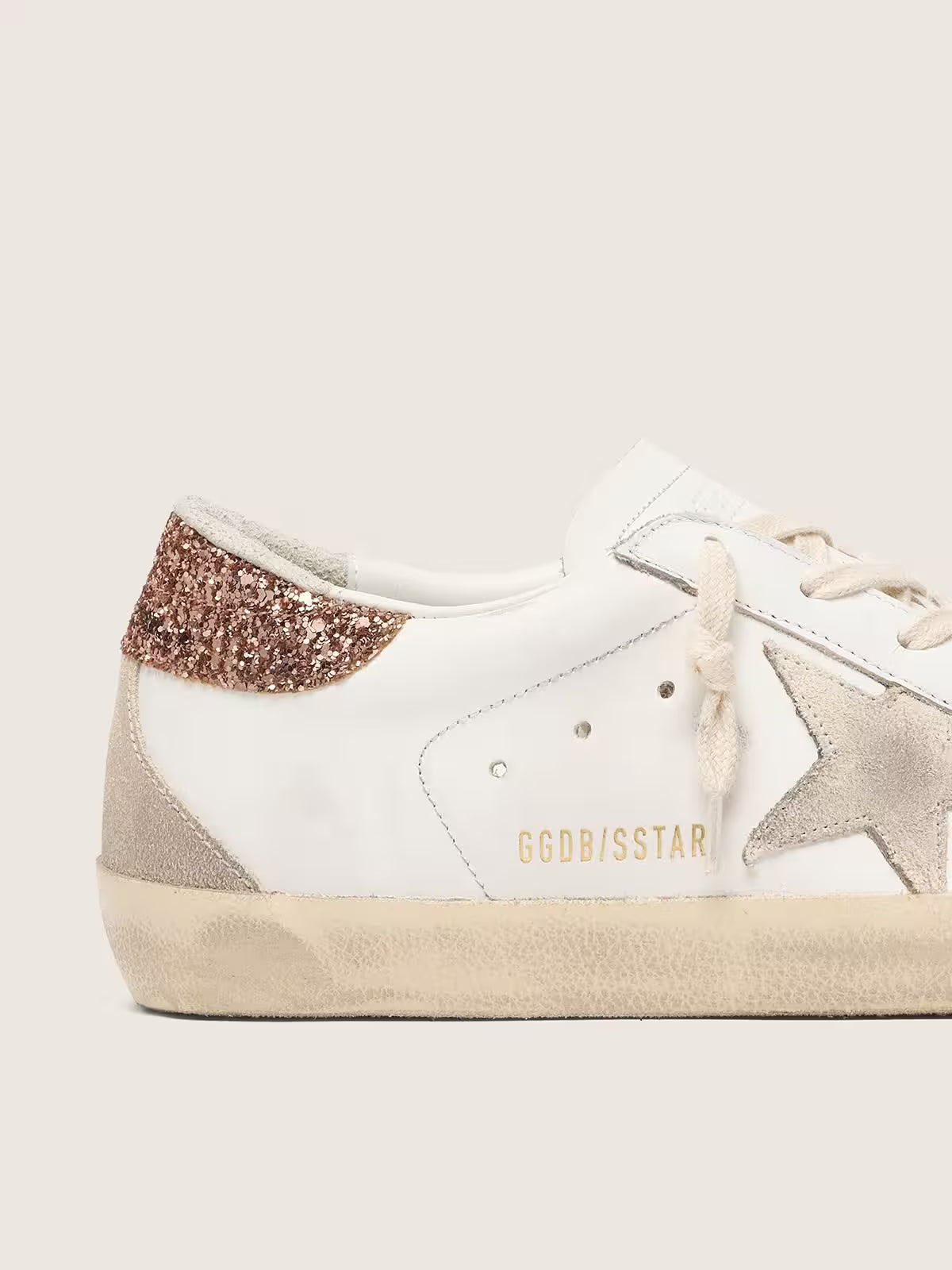 Golden Goose Super-Star avec son étoile en daim et contrefort paillettes rose pêche