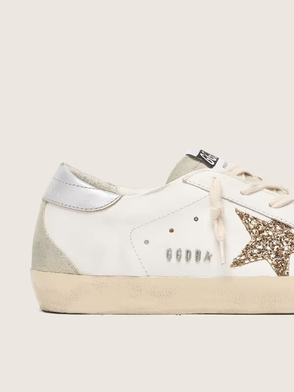 Golden Goose Super-Star, étoile paillettes dorées et empiècements daim gris froid
