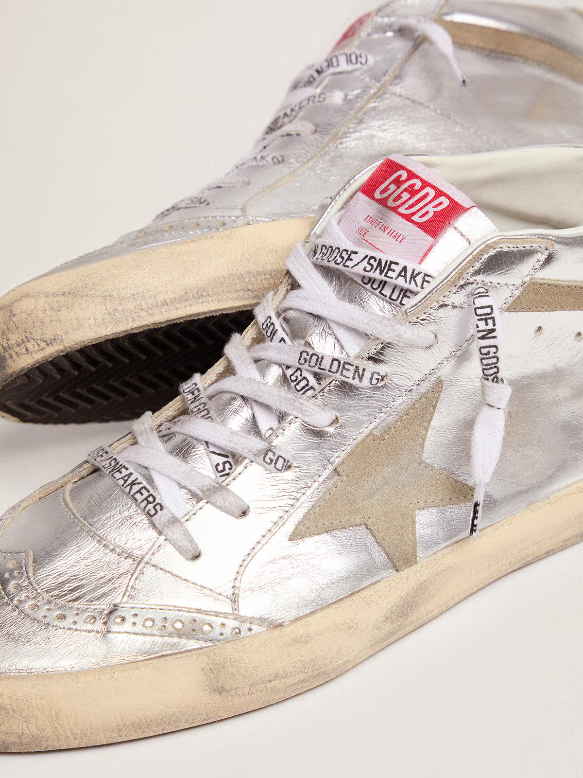 Golden Goose — Mid Star Cuir Lamé Argenté, Étoile & Contrefort Gris Tourterelle