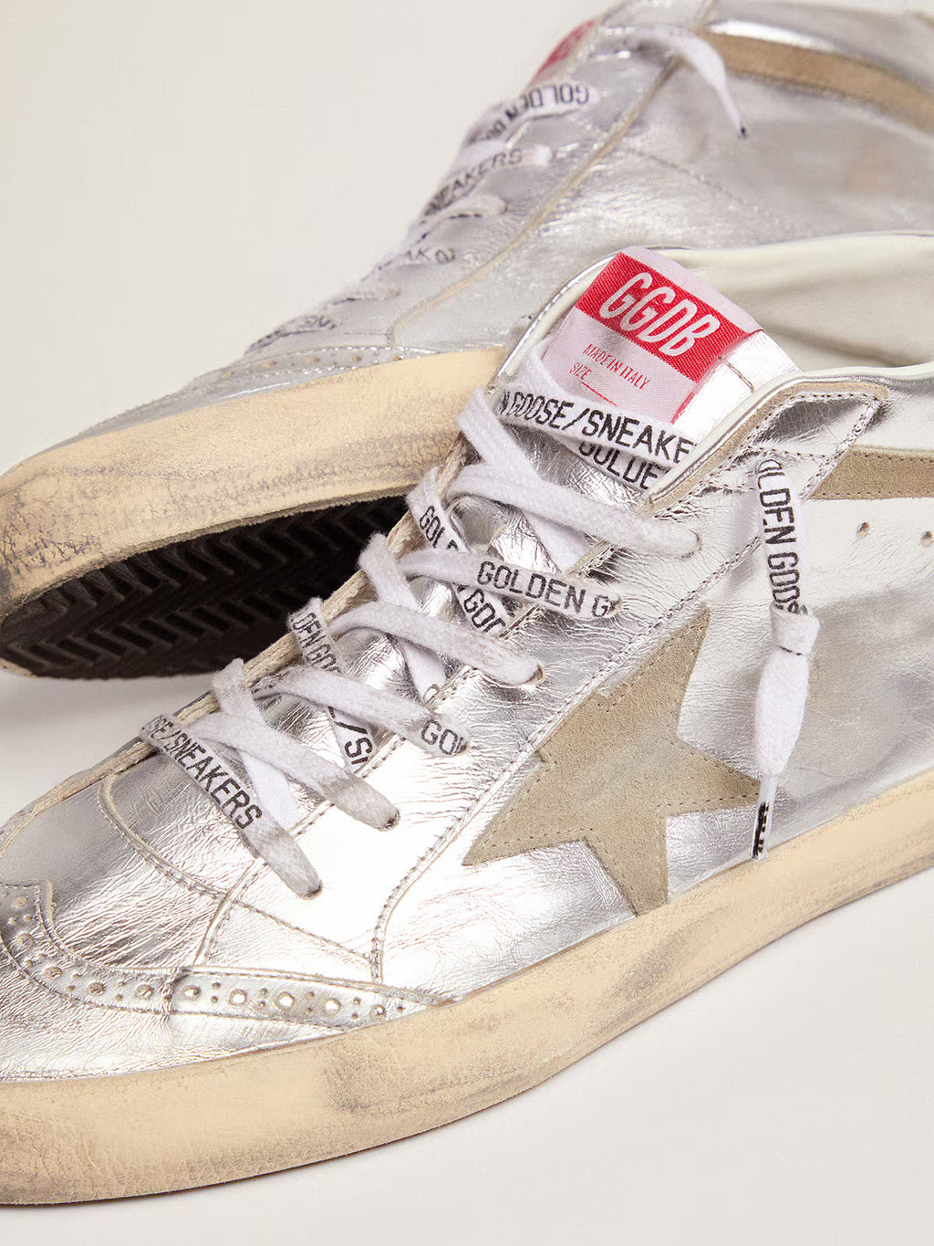 Golden Goose Mid Star femme, cuir lamé argenté, étoile gris tourterelle